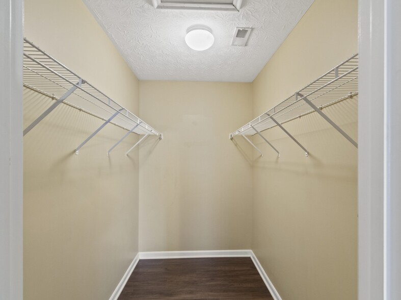 Building Photo - 5877 Hayden Dr