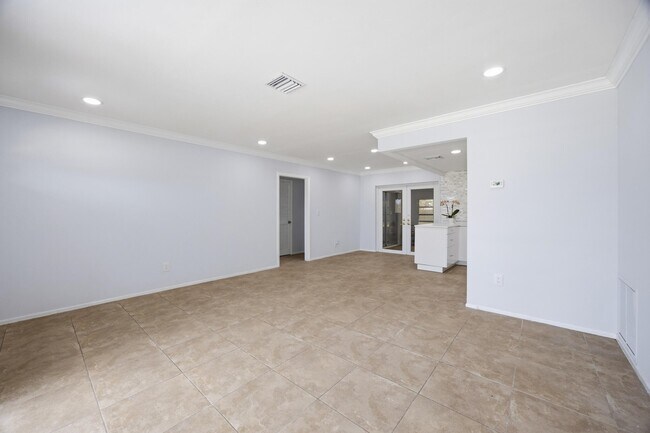 Building Photo - 226 SW Reynolds Ave