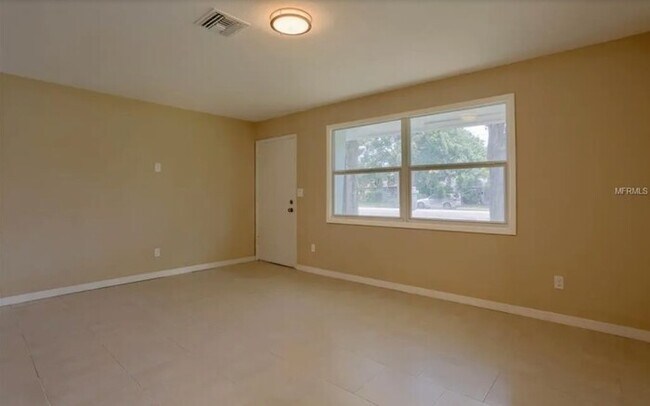 Building Photo - Home For Rent in St Petersburg!