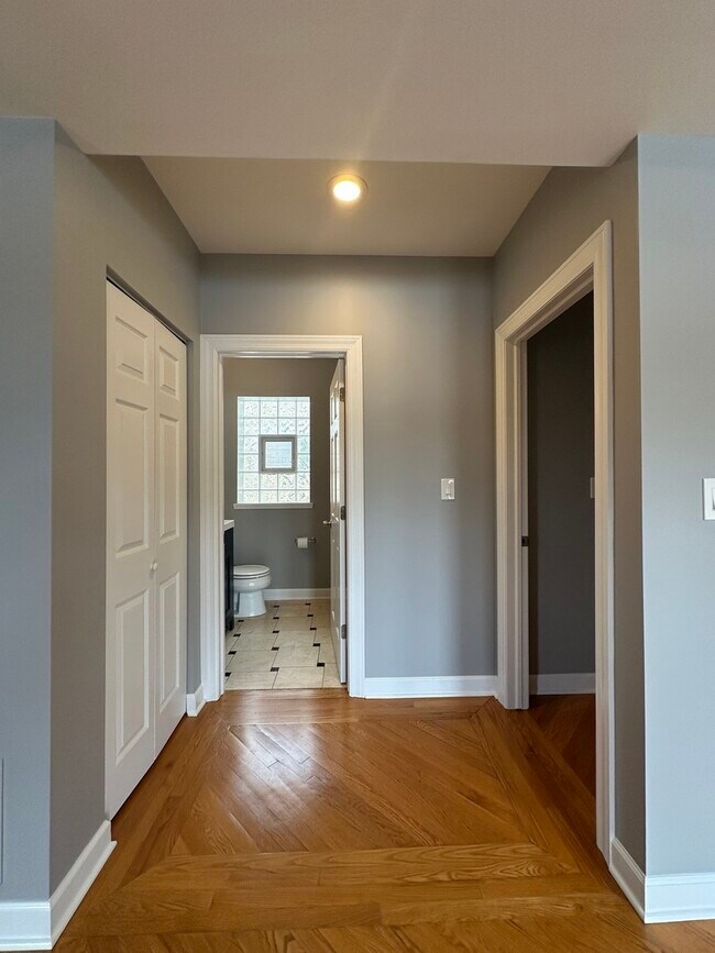 Building Photo - 5643 N Artesian Ave