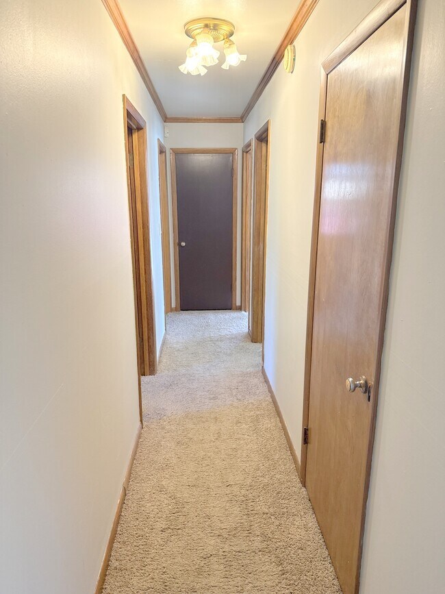 Building Photo - 3811 Lakeview Dr NW