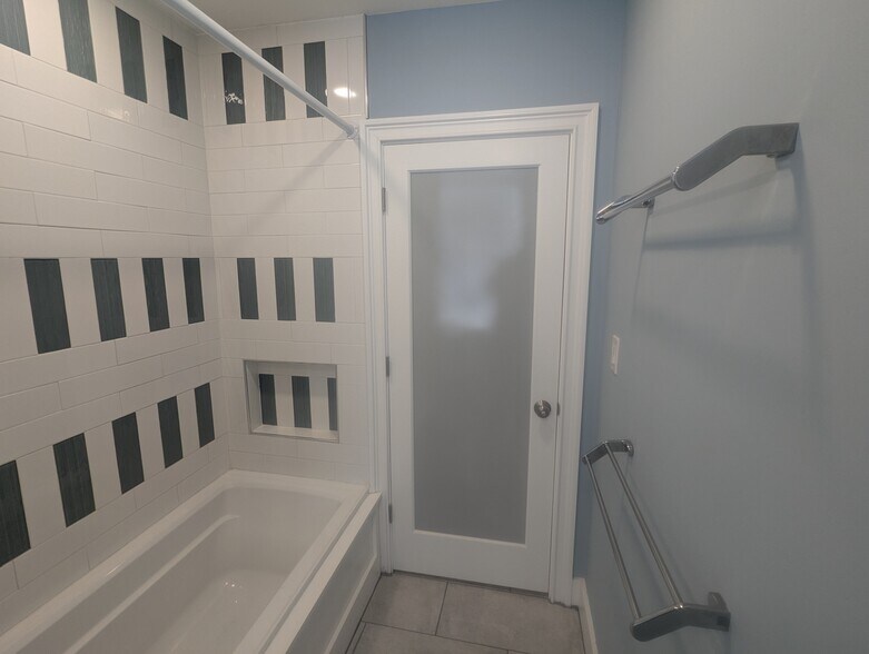 Bathroom (Frosted glass privacy door) - 35 Clinton Ave