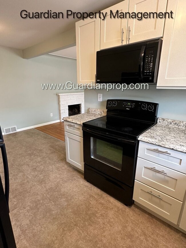 Building Photo - Crosstown Side By Side, Washer/Dryer In Unit, 1 Garage Space, Hardwood Floors, Dishwasher