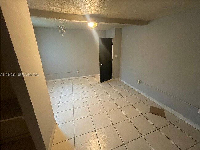 Building Photo - 1645 Lauderdale Manor Dr