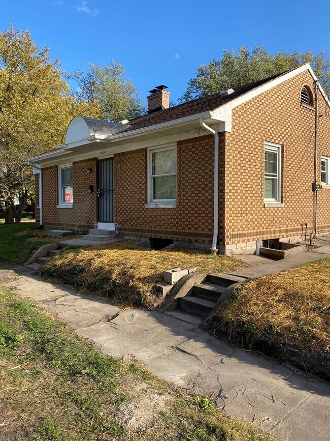 Building Photo - Section 8 Accepted 2 Bedroom Brick Home