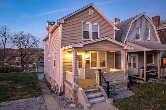 Building Photo - SCORE 50% OFF 1ST MONTH'S RENT IF SIGNED BY JAN 16! Gorgeous 3 bedroom home in Scott Township ava...