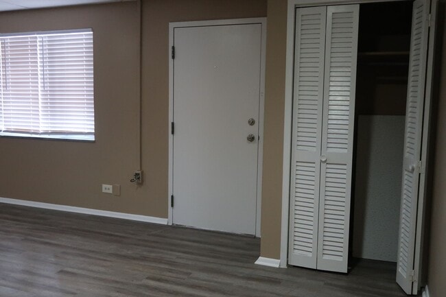 Building Photo - Very spacious condo on Lake Avenue! Lake Terrace #4 3bed/1bath $1650 per month includes assigned ...