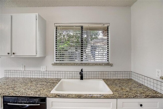 Building Photo - 605 Russet Valley Dr