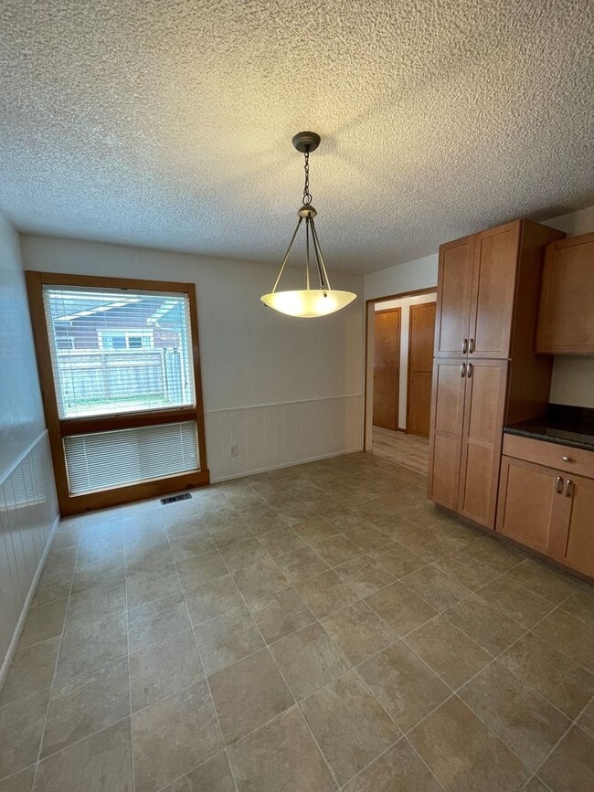 Building Photo - Charming 3 Bedroom, 2 Bath Home with Attac...