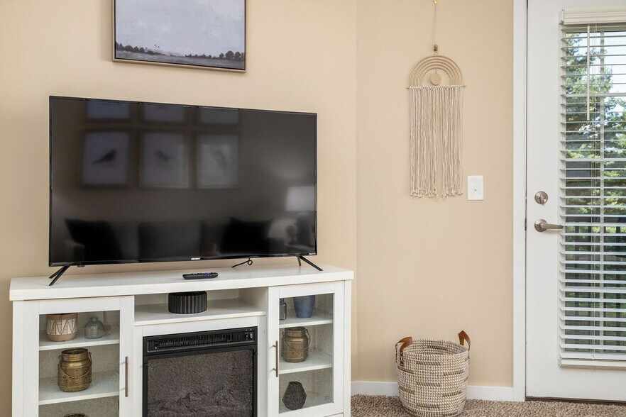 Building Photo - 5799 Fenimore Trail Dr W