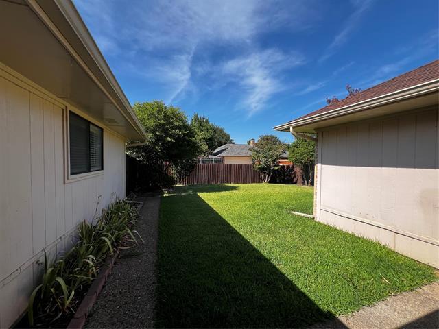 Building Photo - 2501 Primrose Dr