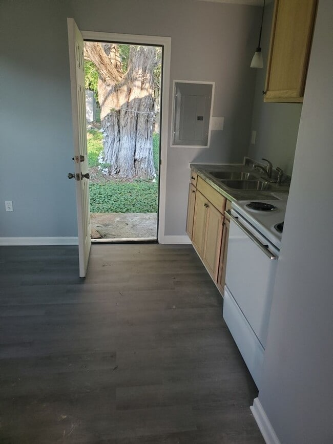 Building Photo - 1 BD AVAILABLE NOW. $600 PER MONTH. NEW STAINLESS STEEL APPLIANCES and UPDATES!!