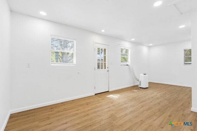 Building Photo - 761 Whippoorwill Dr