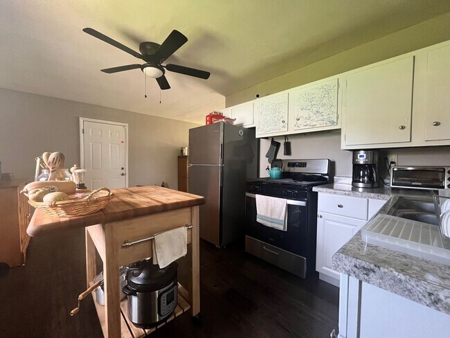 Building Photo - 3 Bedroom Home With A Large Fully-Fenced Yard