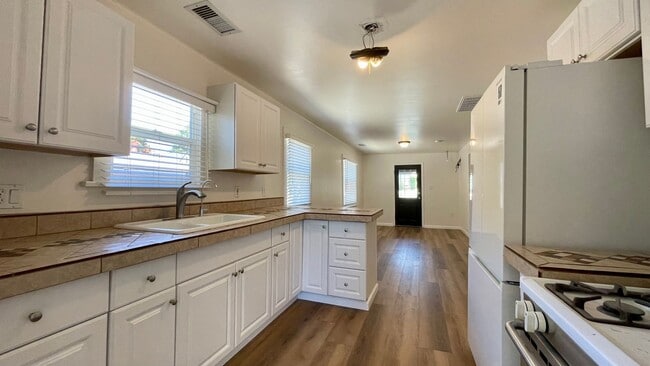 Building Photo - Charming 2 Bedroom, 2 Bathroom Bungalow wi...