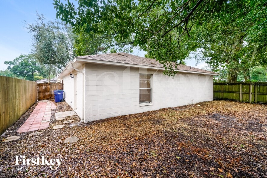 Building Photo - 812 W Sligh Ave