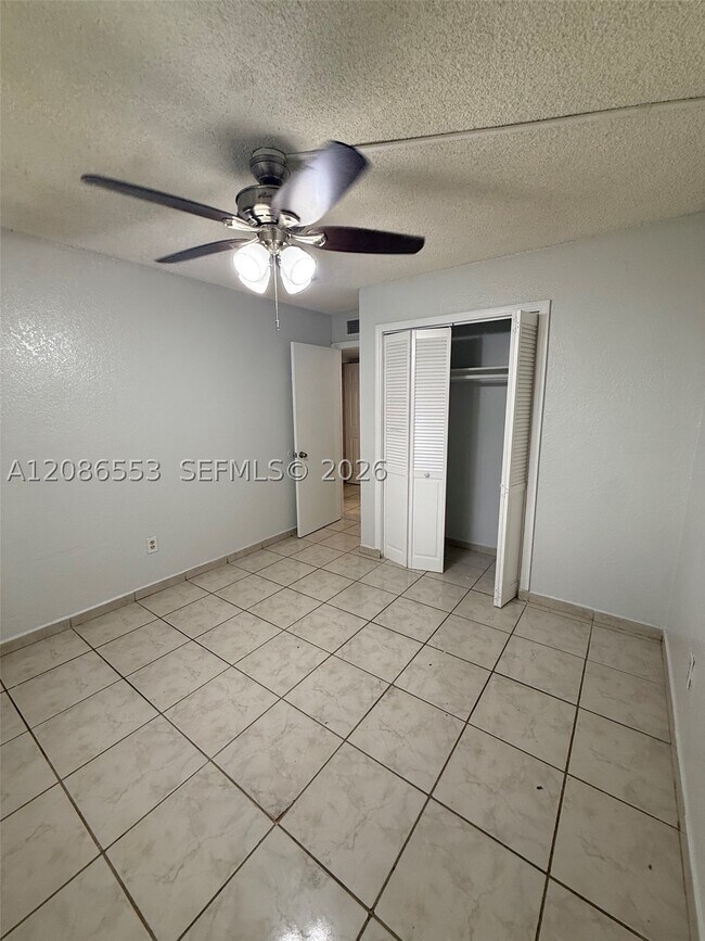Building Photo - 606 W 81st St