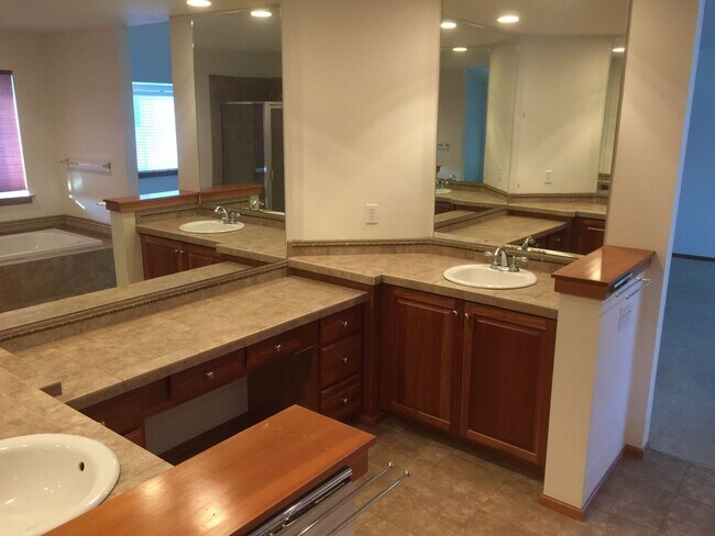 Building Photo - Beautifully Updated 4-Bedroom Home in Desi...