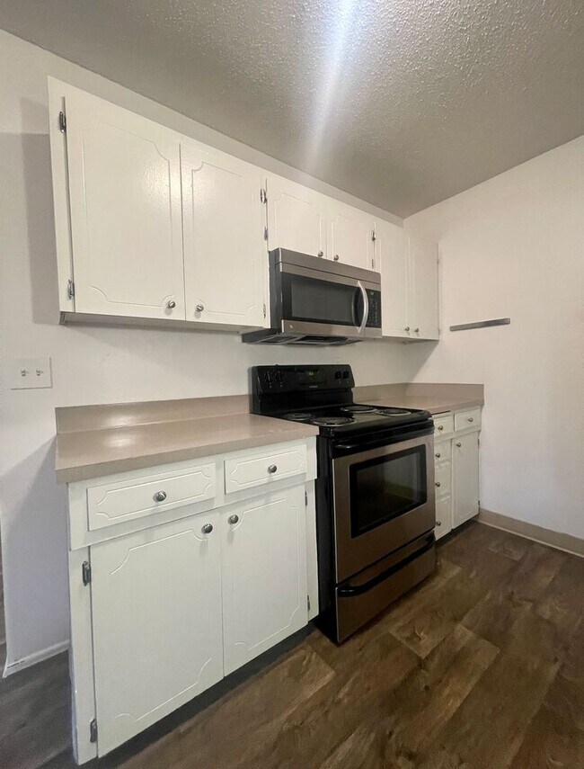 Building Photo - **FREE FIRST MONTH'S RENT** Spacious Top Floor Unit~ Great Natural Light~ Updated with Great Stor...