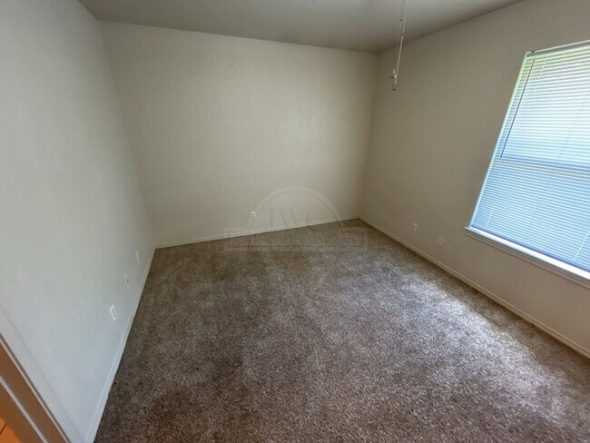 Building Photo - 912 McDaniel Cir