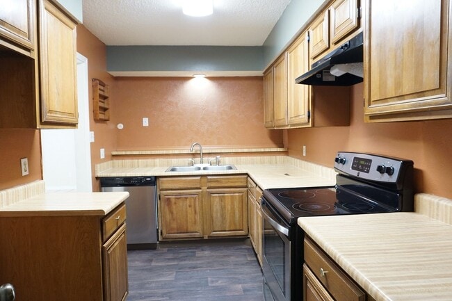 Building Photo - VIEW NOW - COMING SOON - Charming 3-Bedroom Duplex in East Dallas with Garage & Fenced Yard