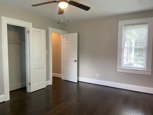 Building Photo - 2 Bedroom, 1 Bathroom House in Burlington!