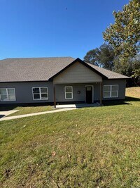 Building Photo - 322 E Maple St