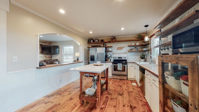 Building Photo - Stunning home situated on over 1 acre in North Thompson’s Station!