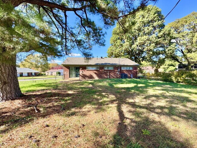 Building Photo - 5502 Santa Monica St