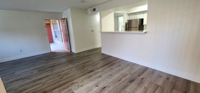 Building Photo - Silverado Ranch Condo!
