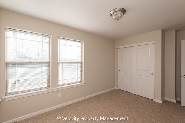 Building Photo - NW Redmond Townhome - Recently Remodeled with all new flooring and paint!
