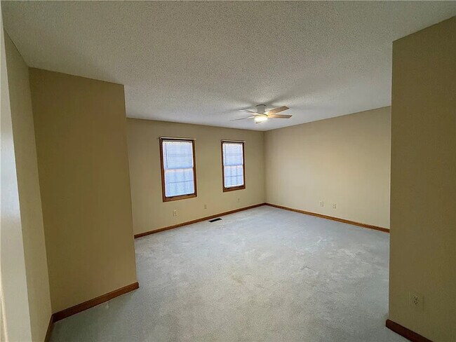 Building Photo - 3 Bedroom 2 Bathroom