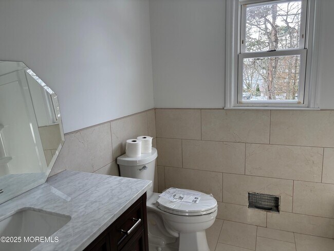 Building Photo - 148B Bayshore Dr