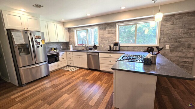 Building Photo - 201 Quail Run Dr