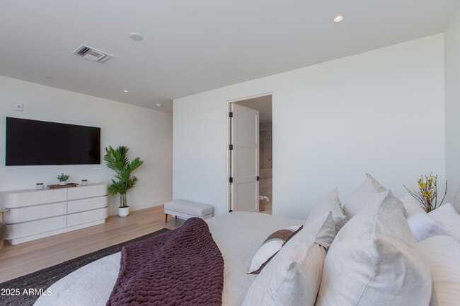 Building Photo - 5000 N Camelback Rdg Dr