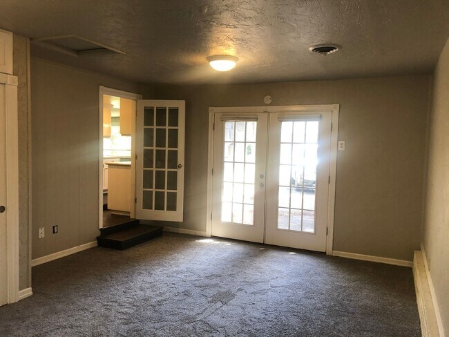 Building Photo - Darling 3 bedroom bungalow in Ferry St Bridge neighborhood!