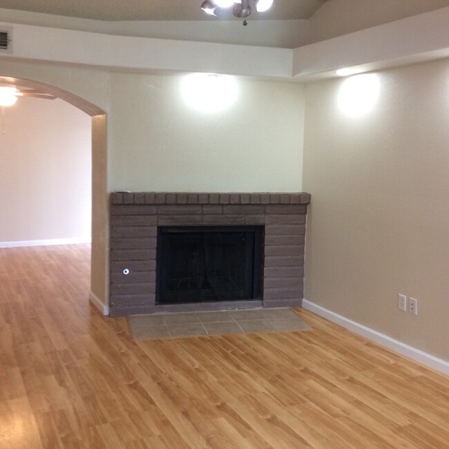 Building Photo - Great duplex with upgrades throughout!