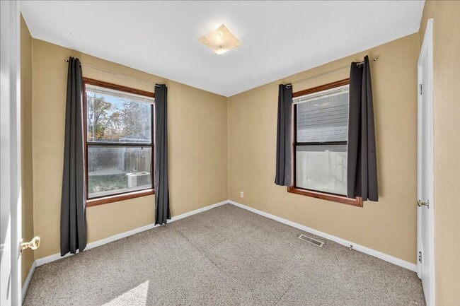 Building Photo - Spacious 4-Bedroom Home Minutes from Downt...