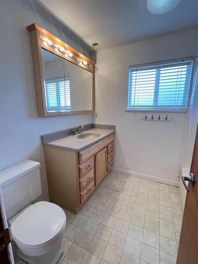 Building Photo - SPACIOUS 4 bed/2 bath home in desired location with double garage, fenced back yard!