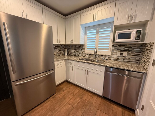 Building Photo - *****Amazing 3-bedroom, 2-bathroom, Carport, Single Family, Bungalow-style Home. Small Dog Friend...
