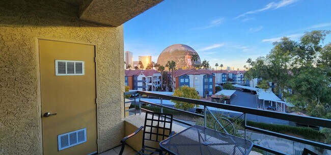 Building Photo - Fully furnished-full Sphere view