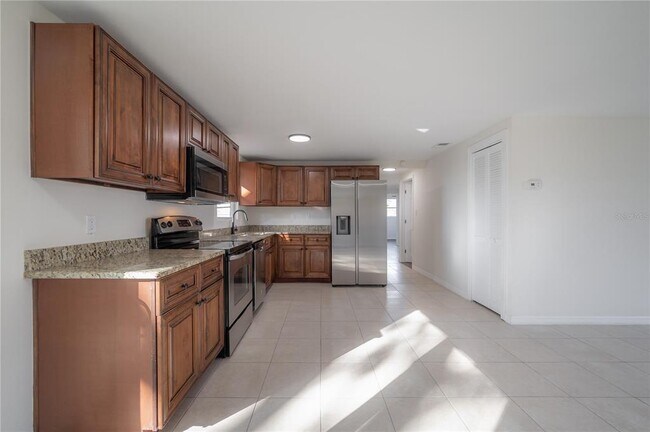 Building Photo - 4002 W Fairview Heights
