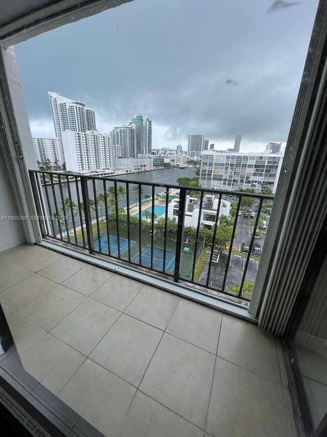 Building Photo - 1000 Parkview Dr