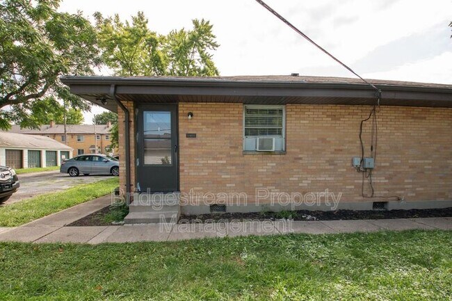 Building Photo - 406 Cedar Dr