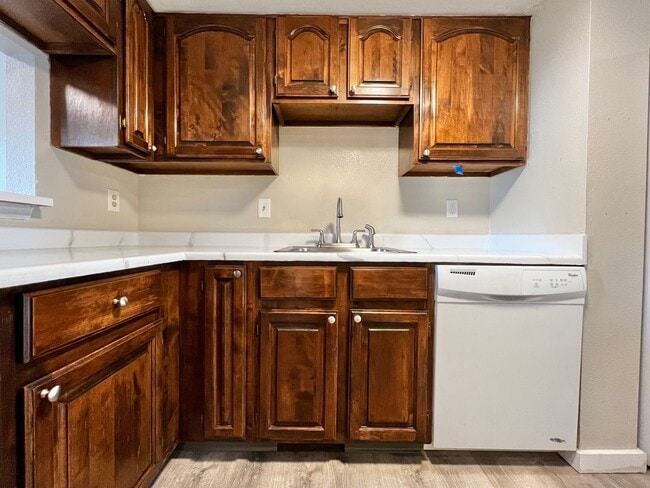 Building Photo - Charming 2 Bed 1.5 Bath Townhome in West F...
