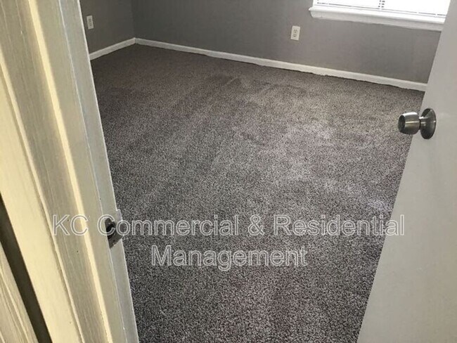 Building Photo - 208 W Meadow St