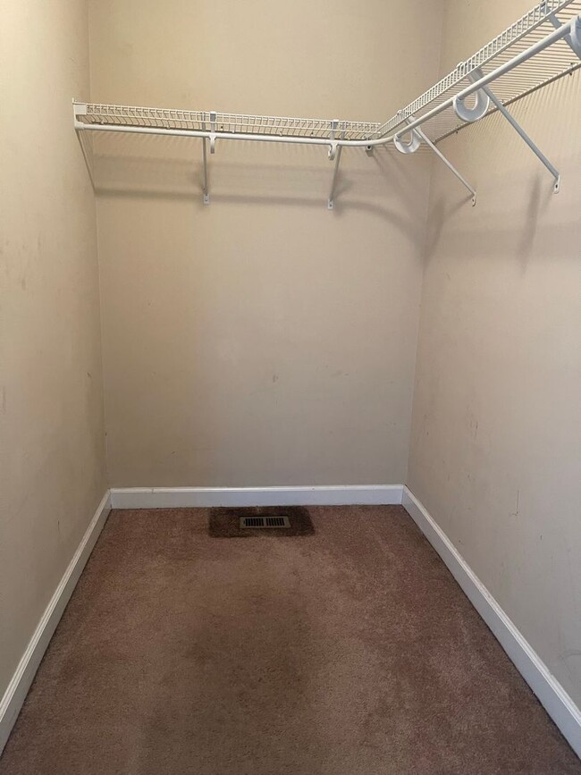 Building Photo - Eagle Landing Subdivision - Hardwood Floor...