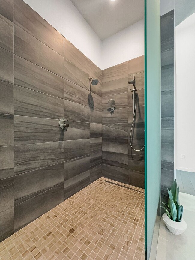 Building Photo - 14559 E Charter Oak Dr