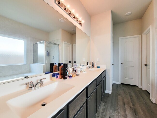 Building Photo - THIS THREE BED, FOUR BATH, CANAL FRONT HOM...