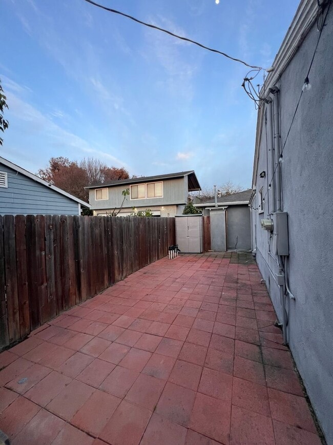 Building Photo - Cozy Cottage with large fenced yard, patio